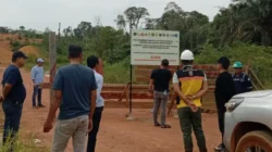 Petugas Ditjen Gakkum Kementerian ESDM bersama Satgas PKH saat melakukan penyegelan dan penghentian paksa aktivitas pertambangan di lokasi yang diduga wilayah konsesi PT Antam, Desa Enggadai, Kabupaten Sanggau.