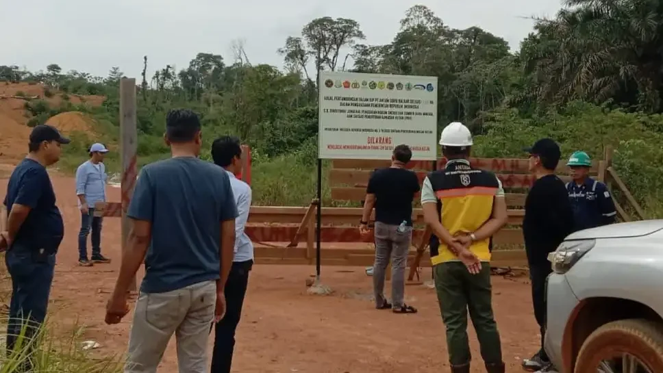 Petugas Ditjen Gakkum Kementerian ESDM bersama Satgas PKH saat melakukan penyegelan dan penghentian paksa aktivitas pertambangan di lokasi yang diduga wilayah konsesi PT Antam, Desa Enggadai, Kabupaten Sanggau.