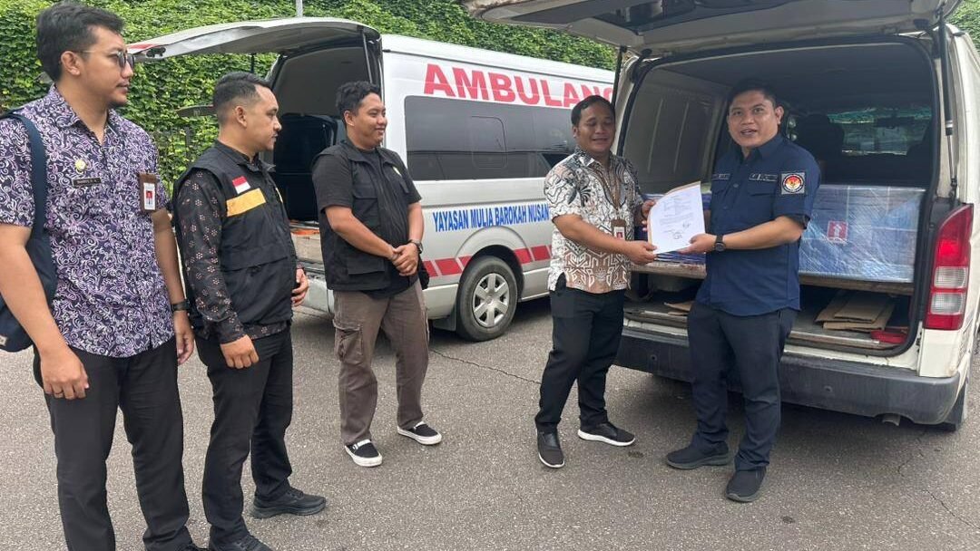 Petugas KJRI Kuching dan BP2MI saat mengawal ambulans yang membawa peti jenazah dua Pekerja Migran Indonesia asal NTB melewati gerbang PLBN Entikong, Kalimantan Barat, Jumat (13/2/2026).