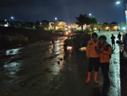 Lumpur dan Batu Tutup Jalan di Bojong Koneng Bogor, Satu Mobil Terbawa Arus