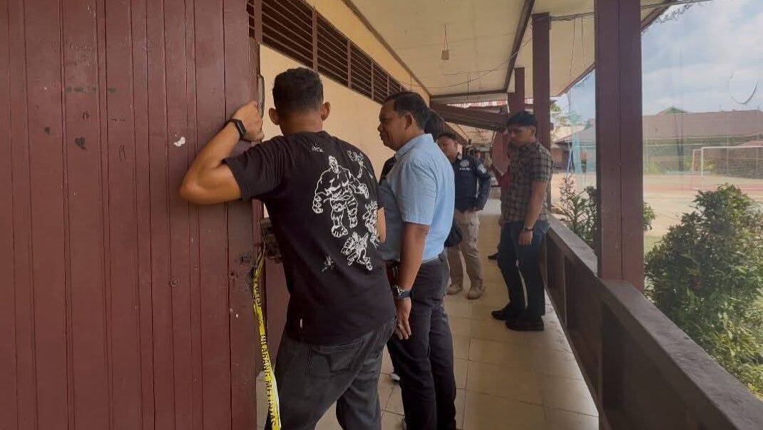 Petugas kepolisian saat melakukan olah tempat kejadian perkara (TKP) dan memasang garis polisi di salah satu ruangan SMPN 3 Sungai Raya pasca insiden, Selasa (3/2/2026).