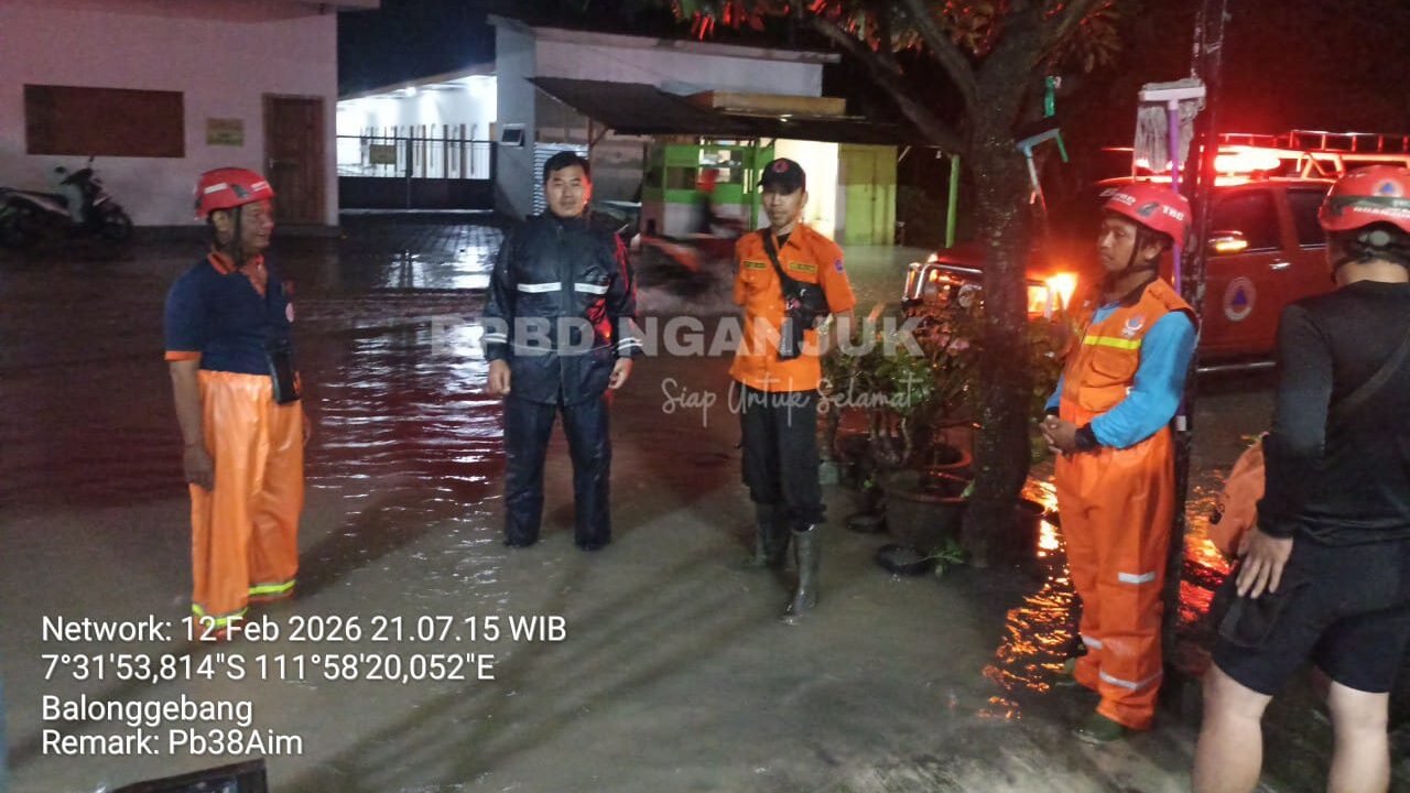 Petugas melakukan pendataan wilayah terdampak banjir di Kelurahan Balonggebang, Kecamatan Gondang, Kabupaten Nganjuk pada Kamis (12/2).