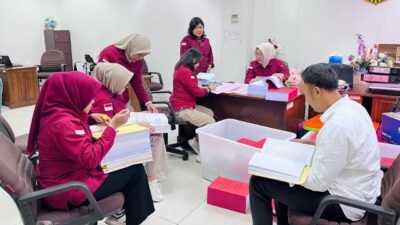 Petugas merapikan tumpukan berkas perkara dan barang bukti terkait pengungkapan kasus korupsi proyek fiktif dan penyelewengan anggaran pendapatan dan belanja desa.