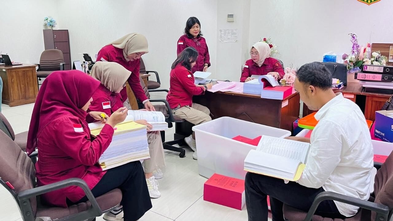 Petugas merapikan tumpukan berkas perkara dan barang bukti terkait pengungkapan kasus korupsi proyek fiktif dan penyelewengan anggaran pendapatan dan belanja desa.