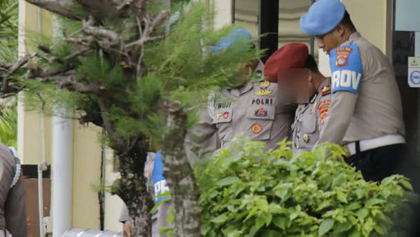 Polda NTB tetapkan Eks Kasat Resnarkoba Tersangka Narkoba jenis sabu seberat 488 gram.