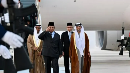 Presiden RI Prabowo Subianto disambut oleh pasukan jajar kehormatan dan jajaran pejabat tinggi setibanya di Bandar Udara Presidential Flight, Abu Dhabi, UEA.