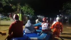 Proses evakuasi warga di Kecamatan Tomo, Kabupaten Sumedang, akibat luapan Sungai Cilutung setelah hujan berintensitas tinggi, Rabu (11/2/2026).