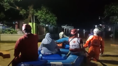 Proses evakuasi warga di Kecamatan Tomo, Kabupaten Sumedang, akibat luapan Sungai Cilutung setelah hujan berintensitas tinggi, Rabu (11/2/2026).