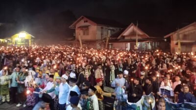 Ratusan warga ikuti kemeriahan Pawai Obor di Sanggau untuk menyambut Ramadhan 1447 H.