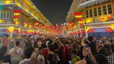 Ribuan warga saksikan pesta kembang api dan dekorasi kota yang meriah. (Dok. Ist)