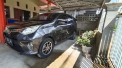 Satu unit mobil Toyota Calya yang menjadi objek sengketa penarikan dan pemicu insiden dugaan penganiayaan terhadap Aswindar Yastin di Kantor PT Mauladin, Pontianak.