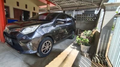 Satu unit mobil Toyota Calya yang menjadi objek sengketa penarikan dan pemicu insiden dugaan penganiayaan terhadap Aswindar Yastin di Kantor PT Mauladin, Pontianak.