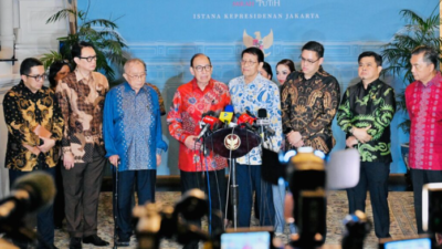 Mantan menteri luar negeri, mantan wakil menteri luar negeri, serta tokoh senior diplomasi nasional menyampaikan keterangannya usai diterima Presiden Prabowo Subianto di Istana Merdeka, Jakarta, pada Rabu, (4/2/2026). Foto: BPMI Setpres/Laily Rachev