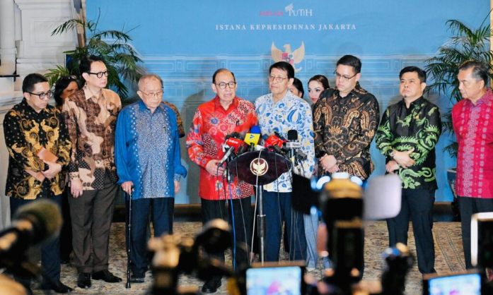 Mantan menteri luar negeri, mantan wakil menteri luar negeri, serta tokoh senior diplomasi nasional menyampaikan keterangannya usai diterima Presiden Prabowo Subianto di Istana Merdeka, Jakarta, pada Rabu, (4/2/2026). Foto: BPMI Setpres/Laily Rachev