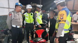 Petugas kepolisian dari Polres Melawi saat menghentikan dan memeriksa pengendara sepeda motor yang kedapatan menggunakan knalpot tidak sesuai standar (brong) dalam giat Operasi Keselamatan Kapuas 2026 di Jalan Juang, Sabtu (8/2).