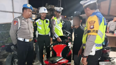 Petugas kepolisian dari Polres Melawi saat menghentikan dan memeriksa pengendara sepeda motor yang kedapatan menggunakan knalpot tidak sesuai standar (brong) dalam giat Operasi Keselamatan Kapuas 2026 di Jalan Juang, Sabtu (8/2).