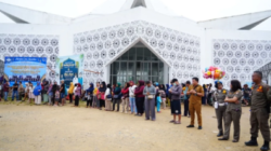 Ratusan warga Kabupaten Melawi mengantre panjang demi mendapatkan paket sembako bersubsidi seharga Rp50.000 dalam gelaran Operasi Pasar Murah Pemprov Kalbar di halaman Masjid Agung Kota Juang, Selasa (24/2).