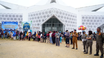 Ratusan warga Kabupaten Melawi mengantre panjang demi mendapatkan paket sembako bersubsidi seharga Rp50.000 dalam gelaran Operasi Pasar Murah Pemprov Kalbar di halaman Masjid Agung Kota Juang, Selasa (24/2).