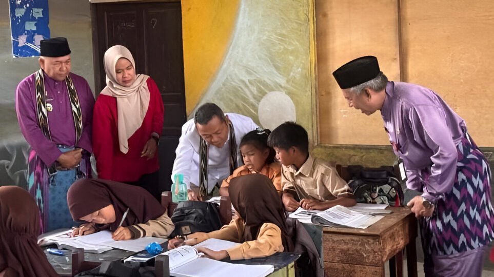 Wakil Menteri Pendidikan Fajar Riza Ul Haq mendatangi SD Negeri 03 Jongkat dan Balai Guru Tergerak di Mempawah untuk melihat fasilitas serta pelatihan guru. (Dok: Diskominfo Mempawah)