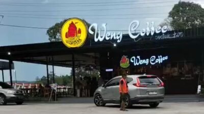 Suasana area Ruang Terbuka Hijau (RTH) Taman Sekayam di Kabupaten Sanggau yang kini beralih fungsi menjadi area usaha komersial Weng Coffee dan menuai polemik warga. (Foto: Dok. Faktakalbar.id)