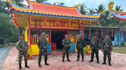 Anggota TNI menjaga keamanan perayaan Imlek 2026 di Sambas. Petugas memastikan warga beribadah dengan tenang di vihara. (Dok: HO/Faktakalbar.id)