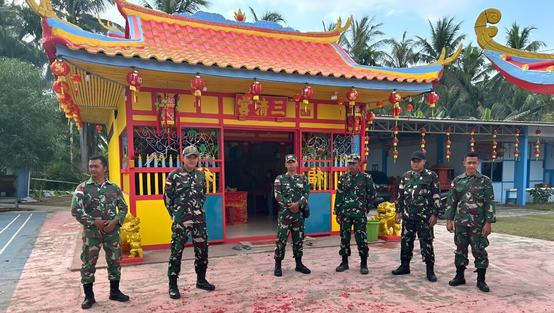 Anggota TNI menjaga keamanan perayaan Imlek 2026 di Sambas. Petugas memastikan warga beribadah dengan tenang di vihara. (Dok: HO/Faktakalbar.id)