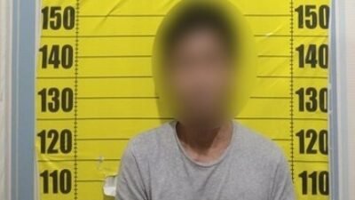 Tersangka AY (50), warga Desa Kawat, diamankan di Mapolsek Tayan Hilir guna menjalani pemeriksaan lebih lanjut terkait kepemilikan sabu seberat 9,80 gram.