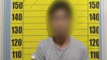 Tersangka AY (50), warga Desa Kawat, diamankan di Mapolsek Tayan Hilir guna menjalani pemeriksaan lebih lanjut terkait kepemilikan sabu seberat 9,80 gram.
