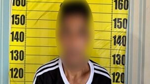 Tersangka SR di Mapolsek Tayan Hilir, Senin (9/2/2026).