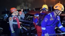 Tim gabungan berhasil mengevakuasi korban dari reruntuhan rumah yang roboh akbat angin kencang di Kota Balikpapan, Provinsi Kalimantan Timur, pada Minggu (8/2). (Dok. BPBD Kota Balikpapan)