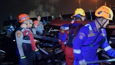 Tim gabungan berhasil mengevakuasi korban dari reruntuhan rumah yang roboh akbat angin kencang di Kota Balikpapan, Provinsi Kalimantan Timur, pada Minggu (8/2). (Dok. BPBD Kota Balikpapan)