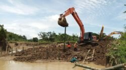 Tim gabungan melakukan pembersihan pascabanjir yang melanda di Kabupaten Grobogan, pada Rabu (18/2). Sumber foto: BPBD Kabupaten Grobogan