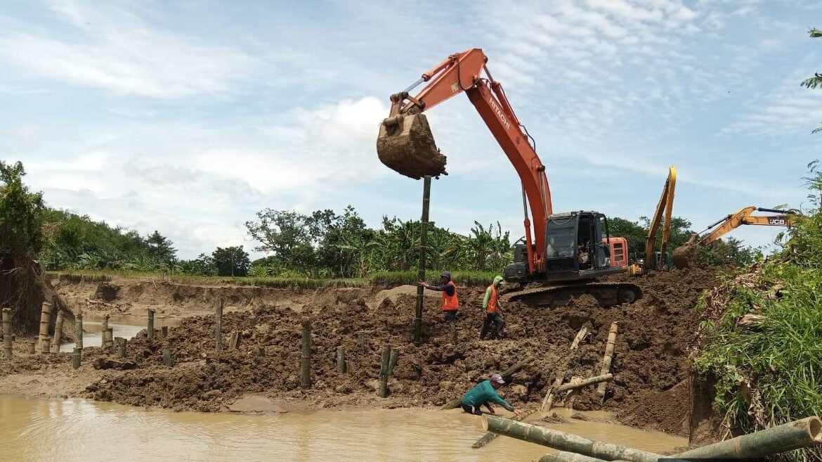Tim gabungan melakukan pembersihan pascabanjir yang melanda di Kabupaten Grobogan, pada Rabu (18/2). Sumber foto: BPBD Kabupaten Grobogan