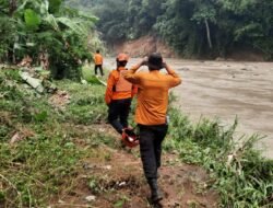 Warga Desa Parung Subang Hilang Terseret Arus Sungai Ciasem, Tim SAR Lakukan Pencarian