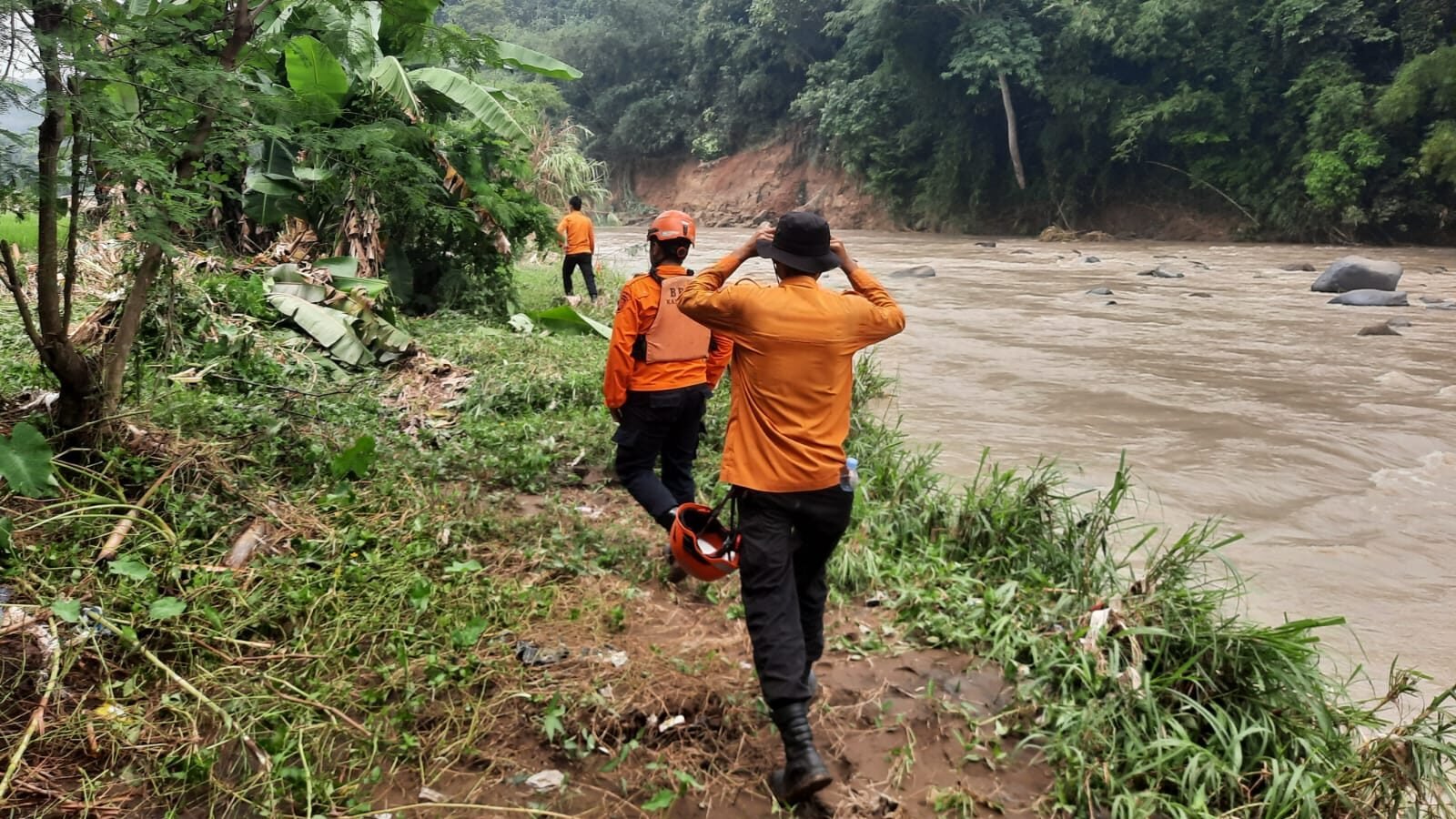 Upaya pencarian korban hilang di Desa Parung, Kecamatan Subang, Kabupaten Subang, Jawa Barat diduga hanyut terbawa arus pada Rabu (11/2).