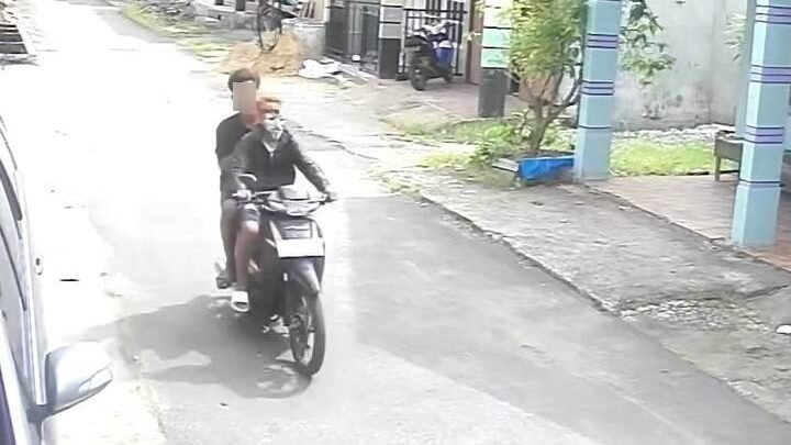 Tangkapan layar rekaman CCTV yang viral di media sosial, memperlihatkan detik-detik aksi para pelaku saat melancarkan tindak pidana pencurian kendaraan bermotor di lokasi kejadian sebelum akhirnya diringkus oleh Jatanras Polresta Pontianak.