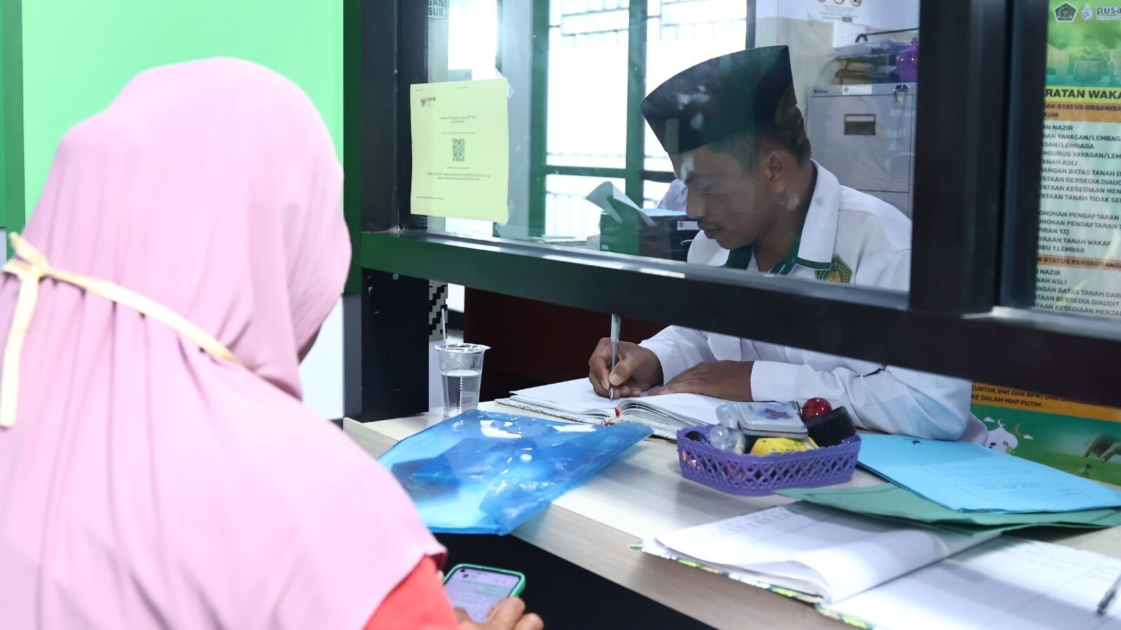 Warga mengurus administrasi di loket Mal Pelayanan Publik.