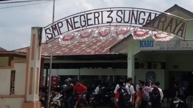 Gerbang Masuk SMP Negeri 3 Kecamatan Sungai Raya.
