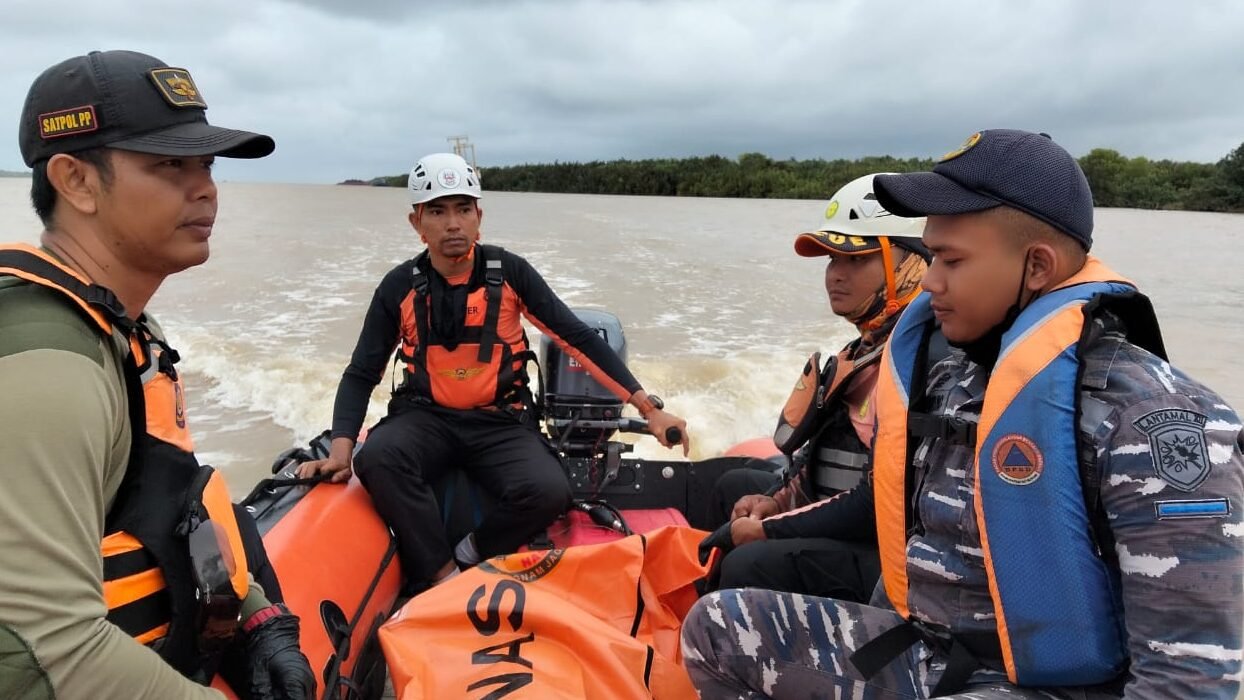 "ABK KM Dharma Ferry II yang jatuh di Sungai Delta Pawan Ketapang ditemukan meninggal dunia pada hari ketiga pencarian. Simak kronologi jatuhnya korban. "