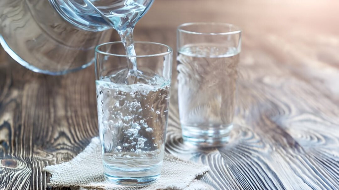 Terapkan rumus minum air putih 2-4-2 selama bulan Ramadan untuk menjaga tubuh tetap terhidrasi dan mencegah dehidrasi saat berpuasa seharian penuh. (Dok. Ist)