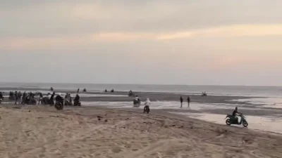 Sejumlah remaja melakukan aksi balap liar dan berkumpul dengan sepeda motor di pesisir Pantai Pinang Tumpah, Desa Padang, Ketapang. (Dok. HO/Faktakalbar.id)