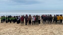 Personel TNI AL dari Kodaeral XII berfoto bersama pelajar, aparat pemerintah, dan masyarakat setempat dengan latar belakang laut usai melaksanakan aksi bersih pantai di pesisir Kalimantan Barat. (Dok. HO/Faktakalbar.id)