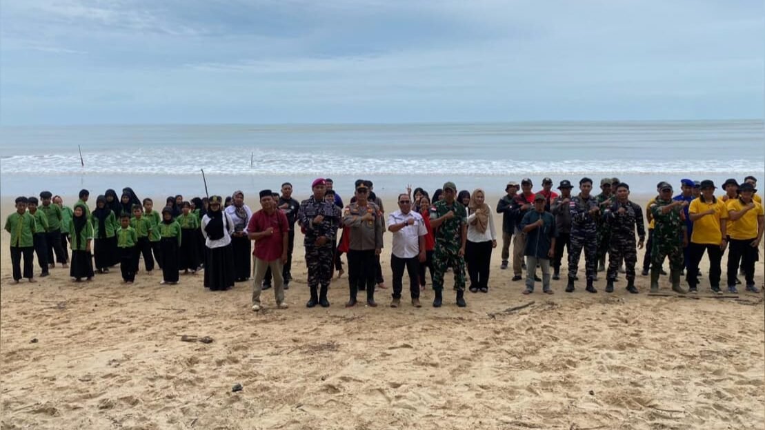 Personel TNI AL dari Kodaeral XII berfoto bersama pelajar, aparat pemerintah, dan masyarakat setempat dengan latar belakang laut usai melaksanakan aksi bersih pantai di pesisir Kalimantan Barat. (Dok. HO/Faktakalbar.id)