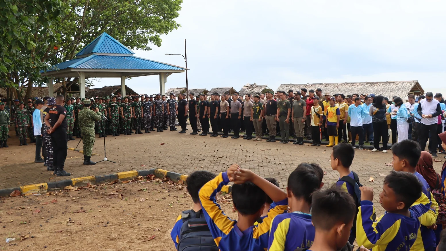 "Tumpukan sampah plastik di Pantai Pecal dibersihkan ratusan pelajar dan aparat gabungan. Respons program ASRI, soroti keberlanjutan kebersihan wisata."