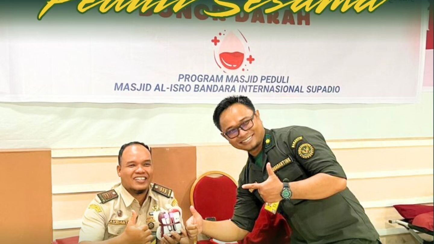 Petugas Karantina Kalimantan Barat berpose menunjukkan kantong darah dalam aksi kemanusiaan di Bandara Internasional Supadio. (Dok. HO/Faktakalbar.id)