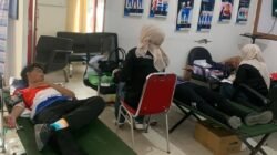 Petugas medis RSUD Dr. Agoesdjam sedang melakukan pengambilan darah terhadap pegawai PT Pertamina yang berbaring di velbed dalam aksi sosial donor darah. (Dok. HO/Faktakalbar.id)
