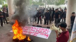 "Berbagai elemen mahasiswa menggelar aksi "Kalbar Menggugat" di DPRD Provinsi Kalbar sore ini. Berikut poin tuntutan terkait MBG hingga IPM daerah. "