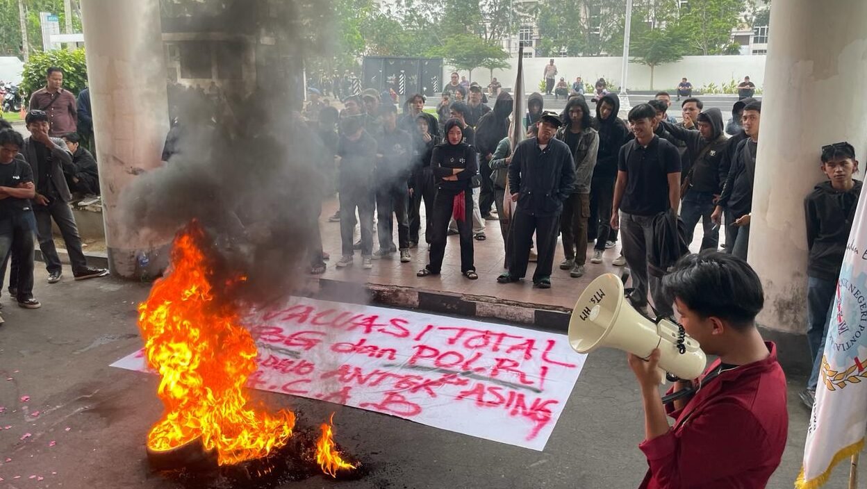 "Berbagai elemen mahasiswa menggelar aksi "Kalbar Menggugat" di DPRD Provinsi Kalbar sore ini. Berikut poin tuntutan terkait MBG hingga IPM daerah. "