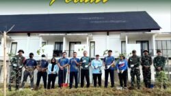 Personel Karantina Kalbar bersama Bea Cukai, Imigrasi, dan Satgas Pamtas berfoto bersama sambil memegang bibit pohon dalam aksi penghijauan di area Mes PLBN Jagoi Babang. (Dok. HO/Faktakalbar.id)