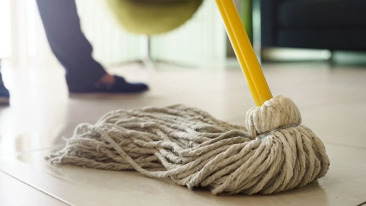 "Merasa lega setelah membersihkan rumah? Simak 5 alasan psikologis kenapa beres-beres di hari Sabtu bisa menjadi terapi mental dan mood booster terbaik."